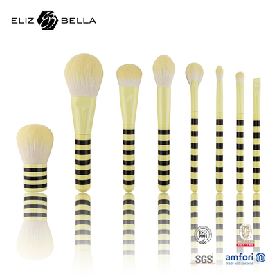 Spazzole per trucco di lusso con capelli sintetici e maniglia di legno.