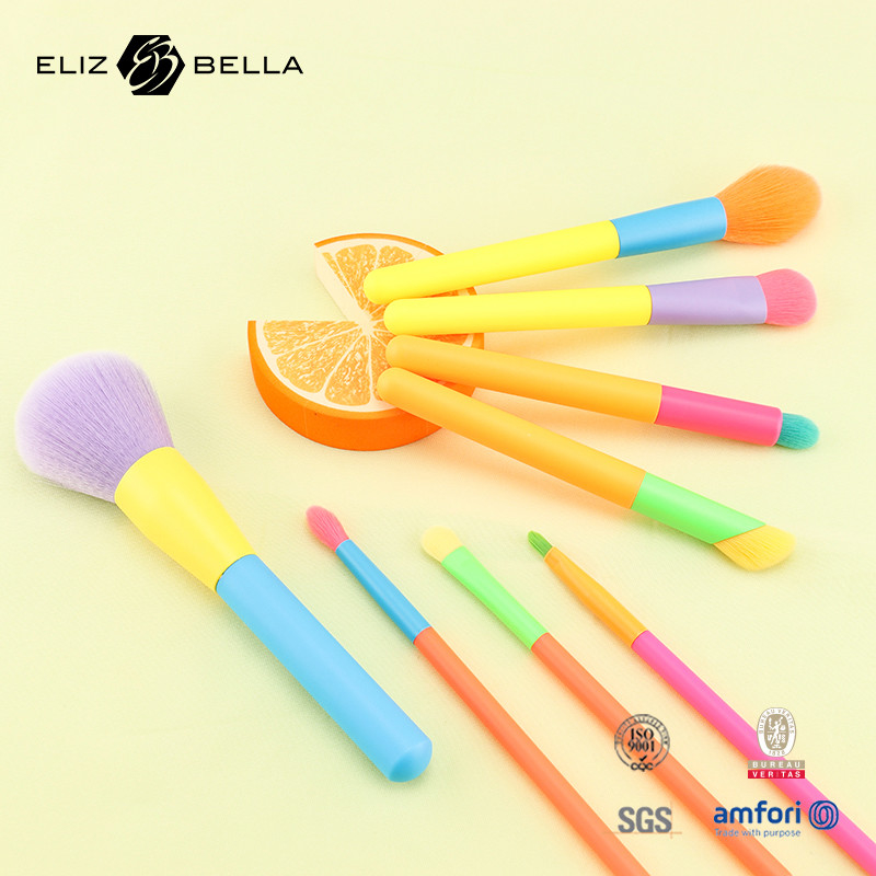 Set di spazzole per il trucco cosmetico in stile colorato, essenziale per la cura della bellezza