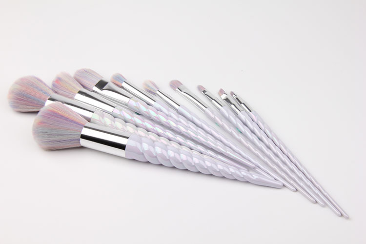 Set di pennelli da viaggio per il trucco con manico in metallo per un look professionale ovunque tu vada